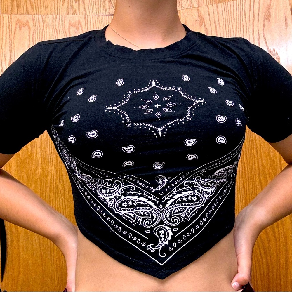 Forever 21 black bandana pattern crop tee